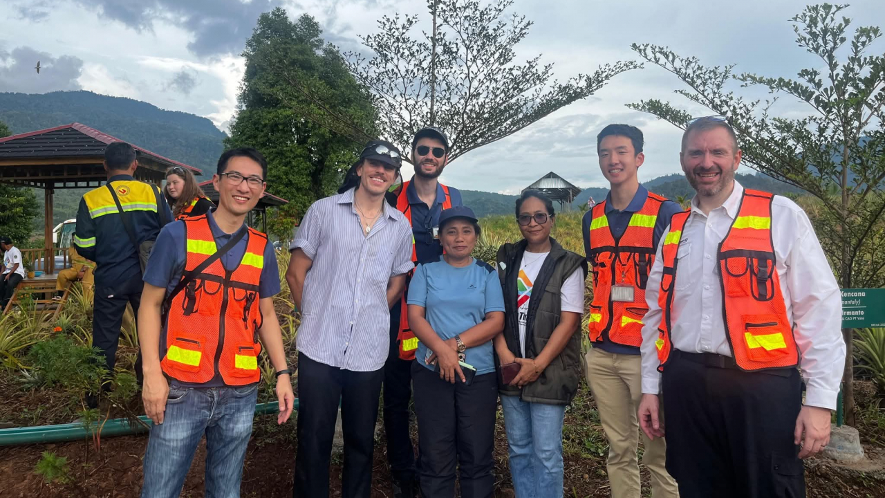 KUNJUNGAN DARI GEORGETOWN UNIVERSITY AMERICA DI AGROWISATA KEBUN NENAS PONDATA DESA TABARANO