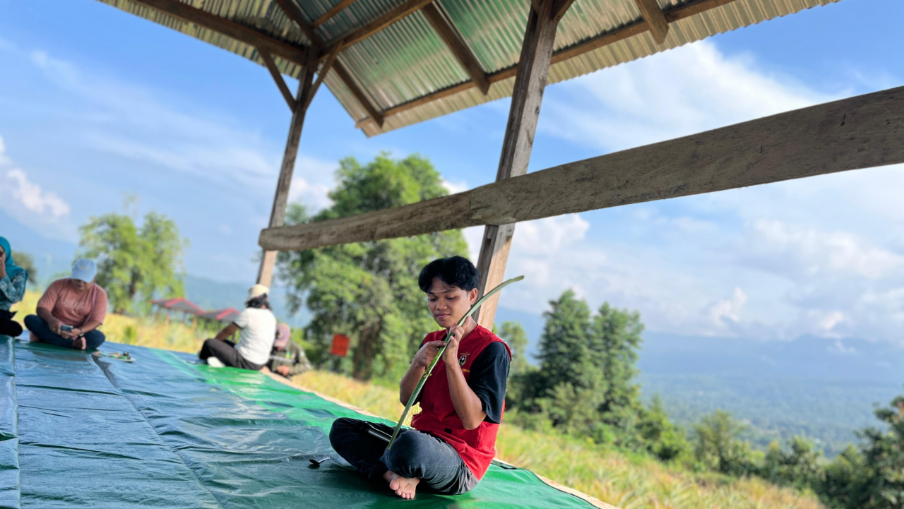 Mahasiswa KKN Gelar Demonstrasi Pengolahan Daun Nanas Jadi Serat Alami di Desa Tabarano