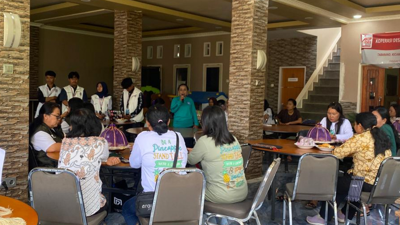 Pelaksanaan Pembuatan Kerajinan Serat Daun Nanas, Pelatihan Platform Untuk Data Pengunjung Dan Mengupgrade Kemasan Produk Olahan Nanas Dengan Tema  Nanas Berkembang, Dari Kerajinan Hingga Teknologi.