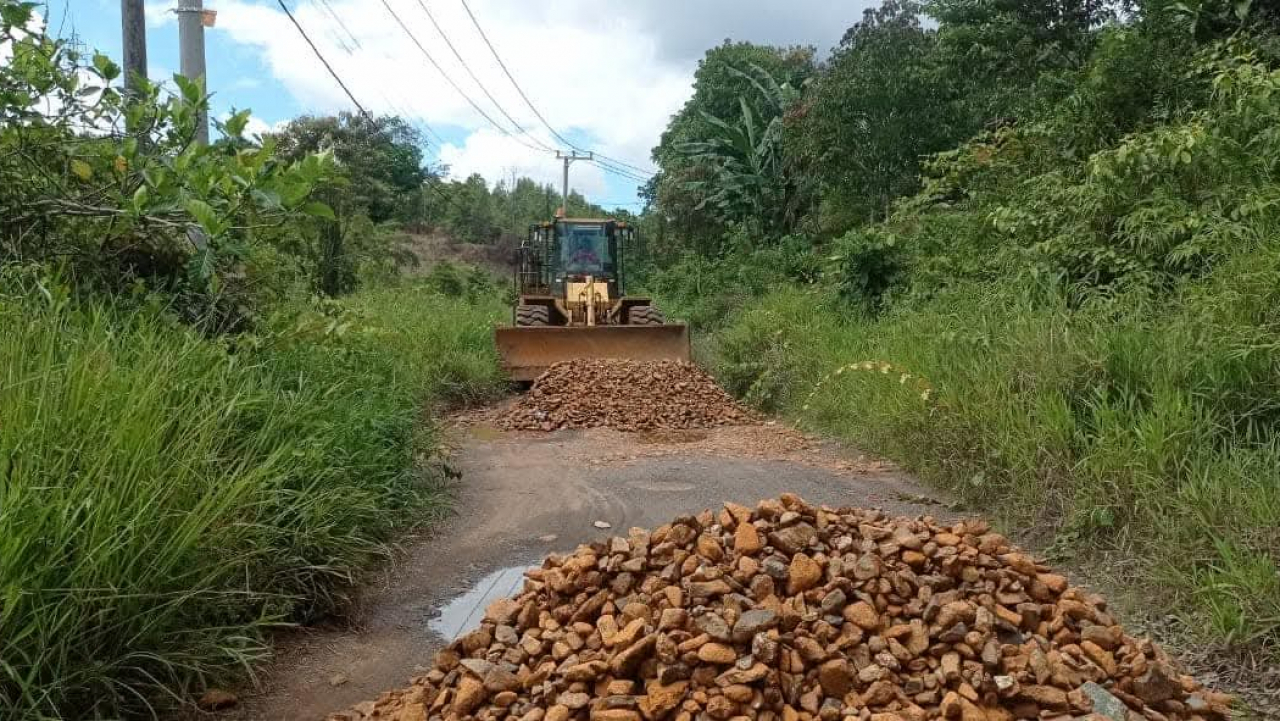 PENGERASAN JALAN MENUJU DUSUN TABARANO