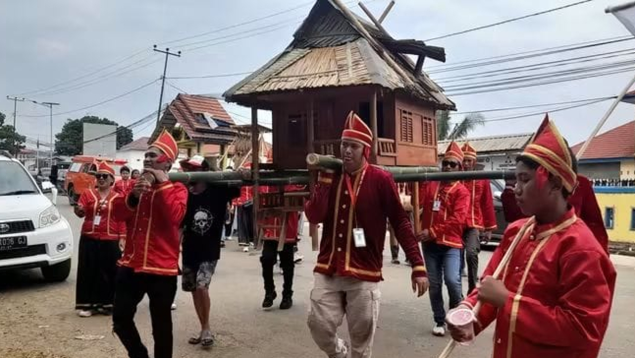 Pagelaran Adat Padoe (KARNAVAL BUDAYA) Jadi Momentum Perkuat Identitas Budaya di Lutim Tahun 2024