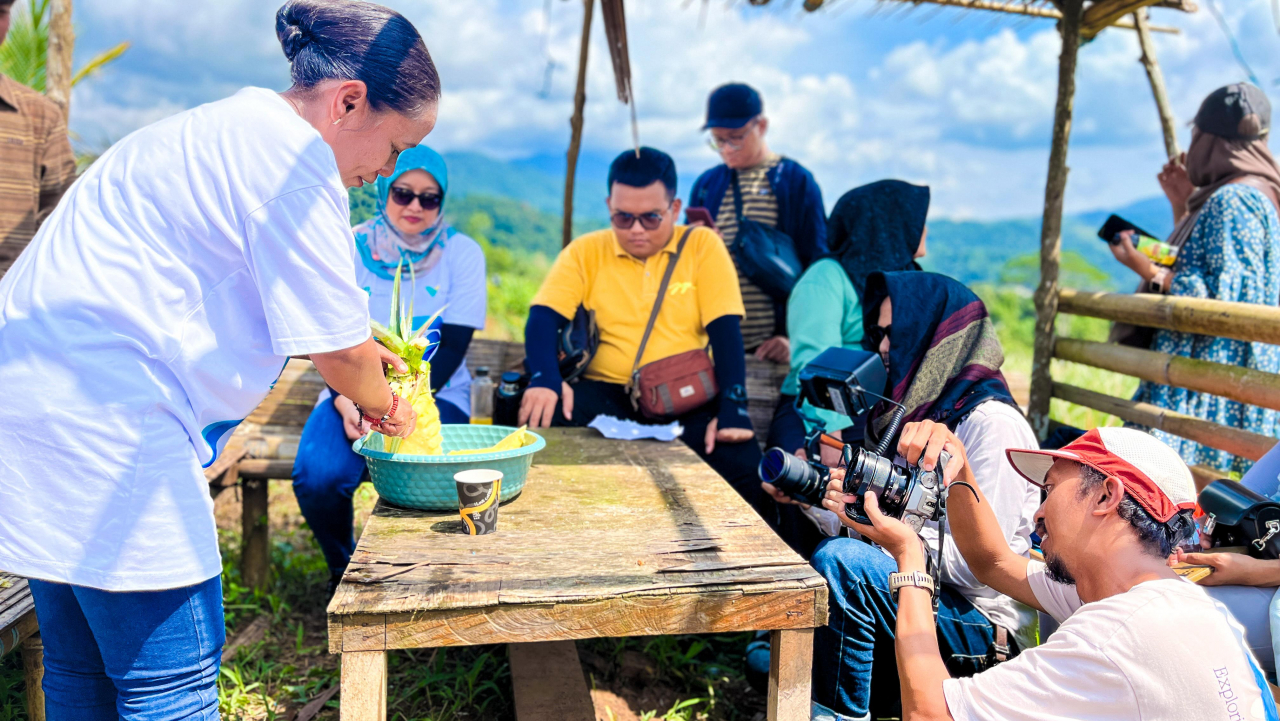 KUNJUNGAN DARI BEBERAPA MEDIA NASIONAL DI AGROWISATA KEBUN NENAS PONDATA DESA TABARANO YANG DISPONSORI PT VALE Tbk
