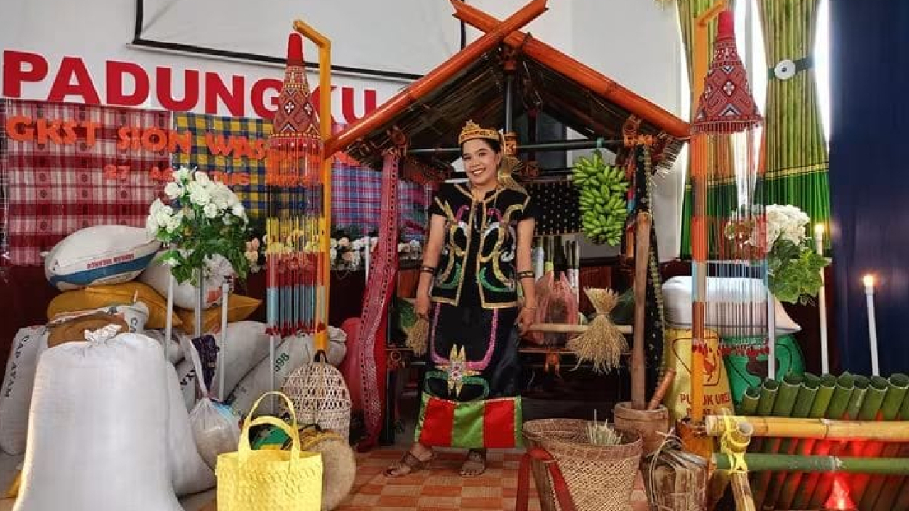 ACARA RUTIN TAHUNAN YANG DILAKUKAN DALAM KEGIATAN ACARA PESTA PANEN(PADUNGKU) SUKU ADAT PADOE TAHUN 2024