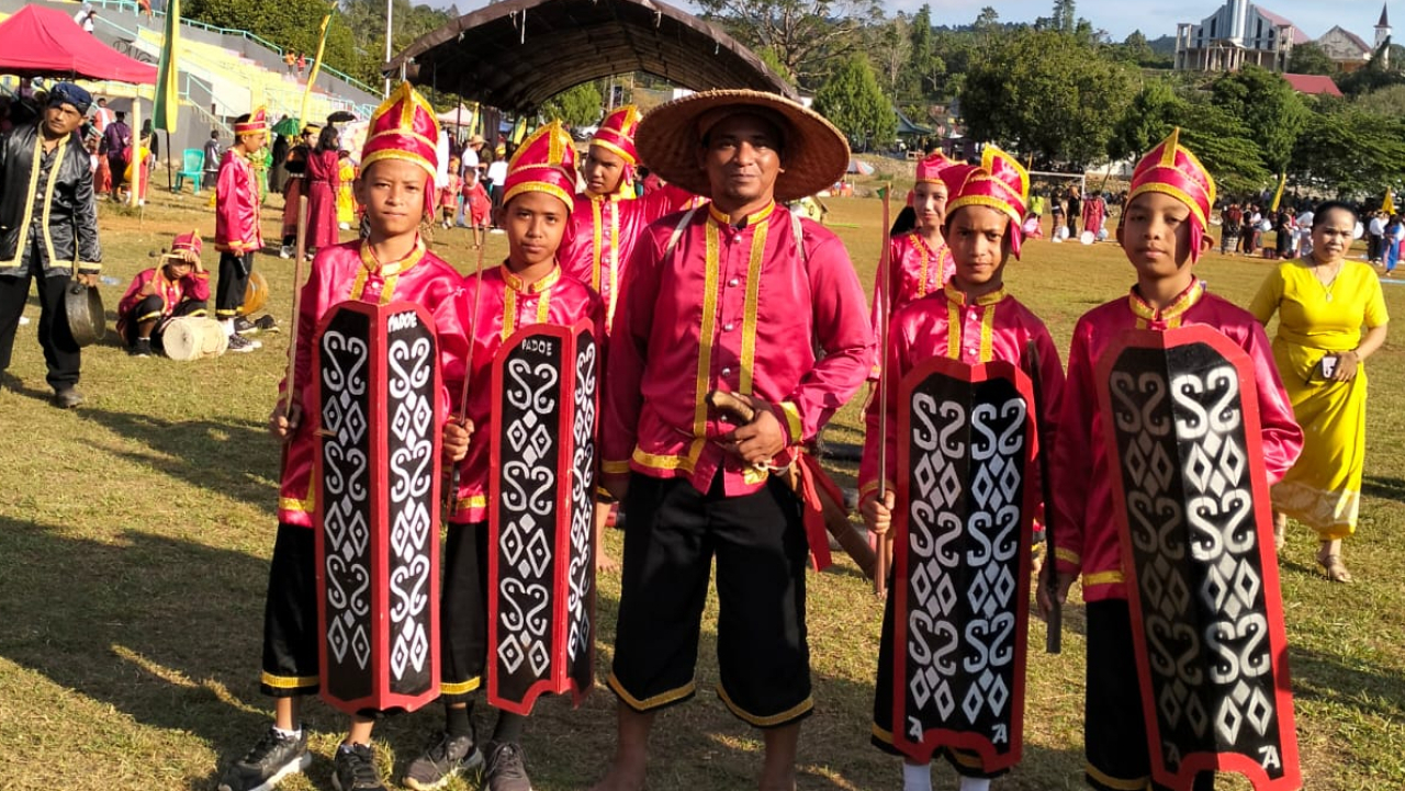 SENI DAN BUDAYA PEGELARAN ADAT DAN MUSYAWARAH ADAT PADOE