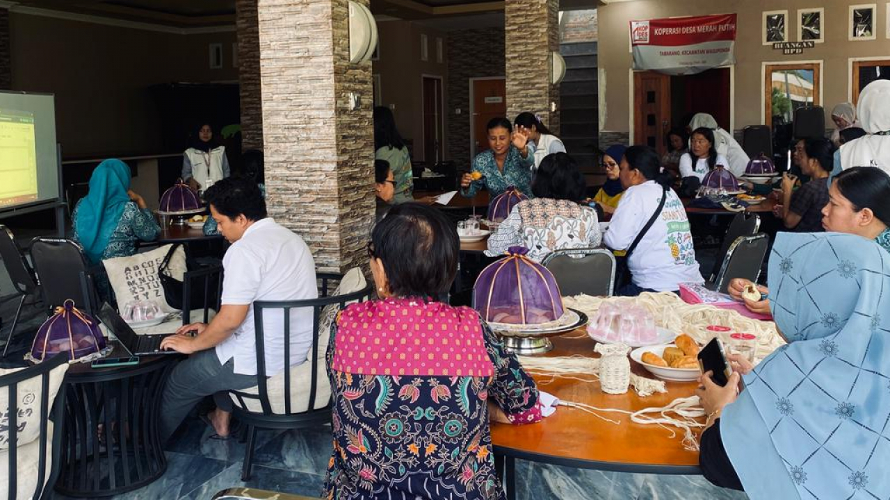 Pelaksanaan Pembuatan Kerajinan Serat Daun Nanas, Pelatihan Platform Untuk Data Pengunjung Dan Mengupgrade Kemasan Produk Olahan Nanas Dengan Tema Nanas Berkembang, Dari Kerajinan Hingga Teknologi.