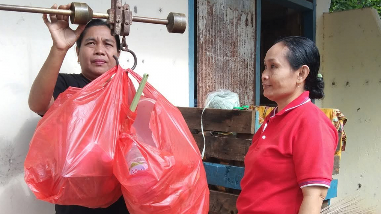 KEGIATAN PENIMBANGAN DAN PEMILIHAN SAMPAH YANG DI LAKUKAN DI BANK SAMPAH DESA TABARANO