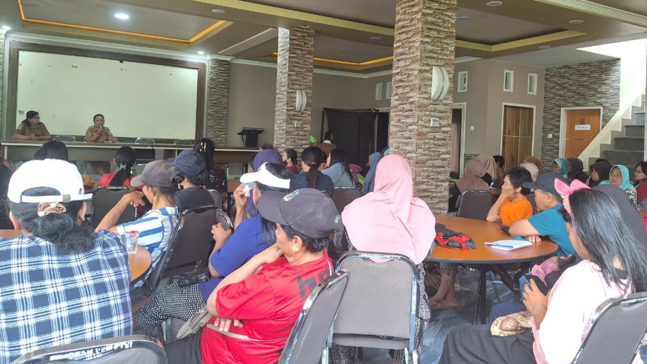 PENERIMAAN BANTUAN SEMBAKO BERAS DAN MINYAK DI KANTOR DESA TABARANO