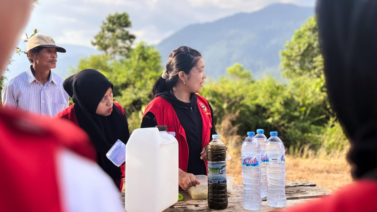 Mahasiswa Kuliah Kerja Nyata Tematik (KKN-T) Gelombang 114 Universitas Hasanuddin berhasil melaksanakan kegiatan sosialisasi dan demonstrasi pemanfaatan gulma alang-alang (Imperata cylindrica) sebagai bioherbisida alami di Kebun Nanas, Desa Tabarano, Kecamatan Wasuponda, Kabupaten Luwu Timur.