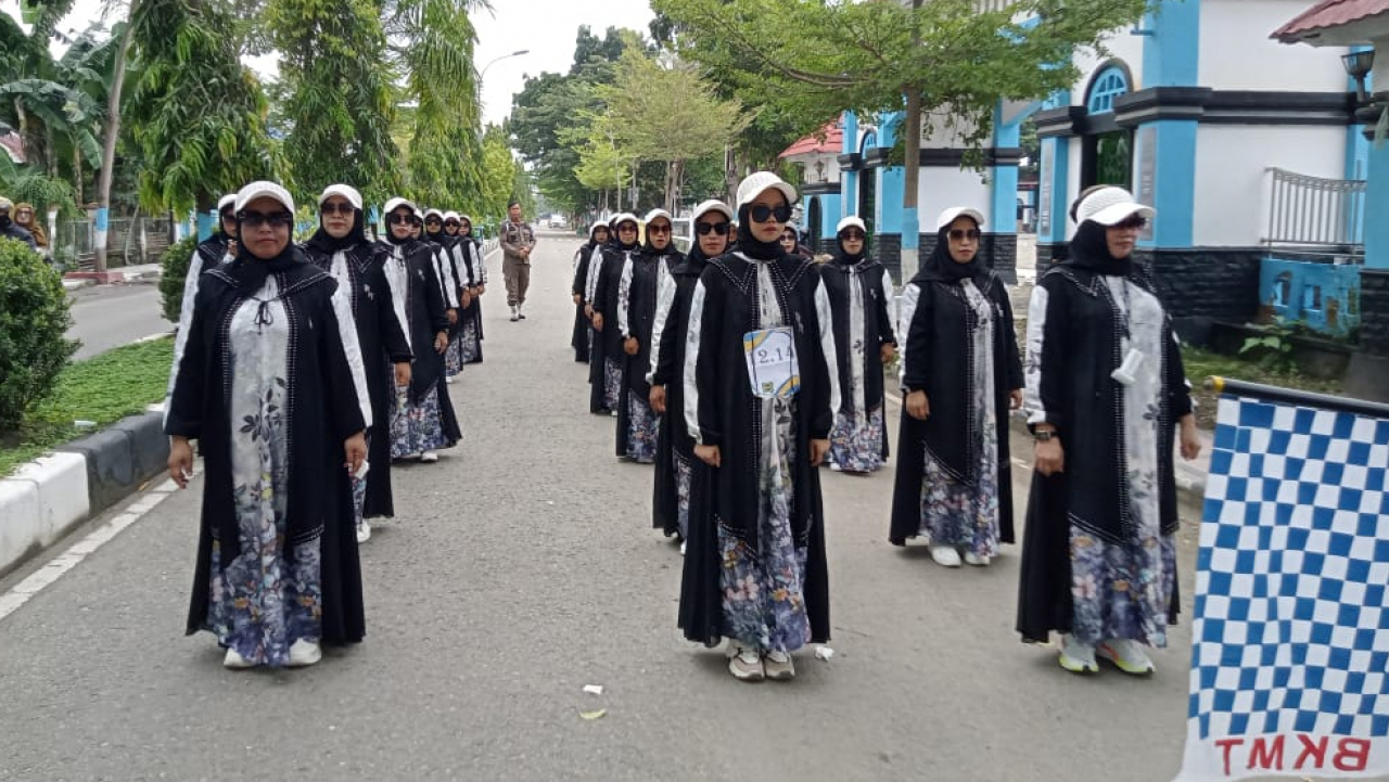 Ibu-Ibu Majelis Taklim Desa Oneeha Meriahkan Gerak Jalan 1 Muharram yang Digelar Pemda Kolaka