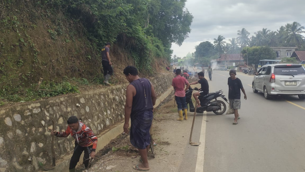 Meriahnya Gotong Royong Persiapan Lomba Desa di Latuo