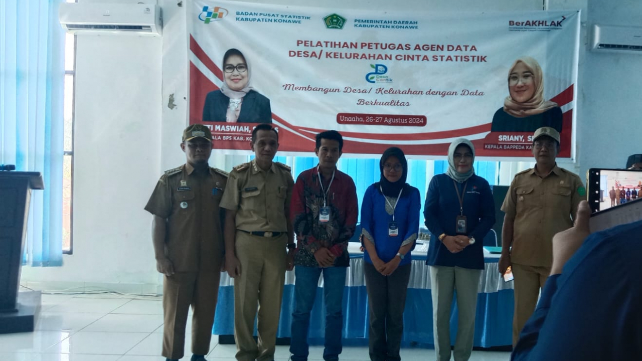 Pemasangan Tanda Peserta Pelatihan Agen Data Desa/Kelurahan Cinta Statistik (Cantik) oleh Sekretaris Bappeda dan Kepala BPS Konawe