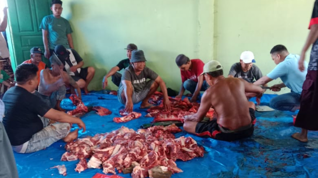 Penyembelihan 6 Ekor Sapi di Masjid Nurul Jihat Kelurahan Tumpas Berlangsung Lancar dan Khidmat