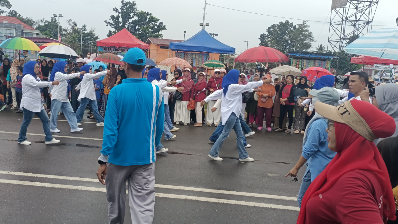Kelurahan Tumpas Ikut Gerak Jalan Indah Tingkat Kecamatan Unaaha