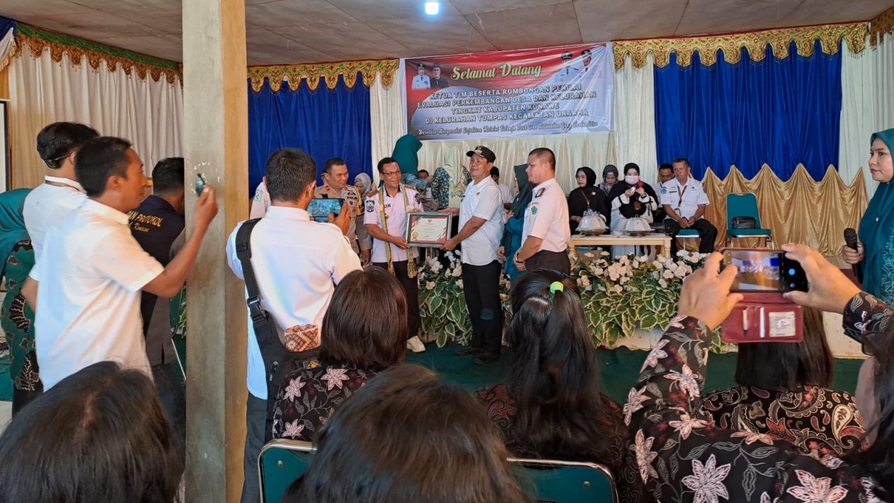 Penyeraha Piagam Penghargaan Atas Partisipasinya Kelurahan Tumpas Mengikuti Lomba evaluasi perkembangan desa dan Kelurahan