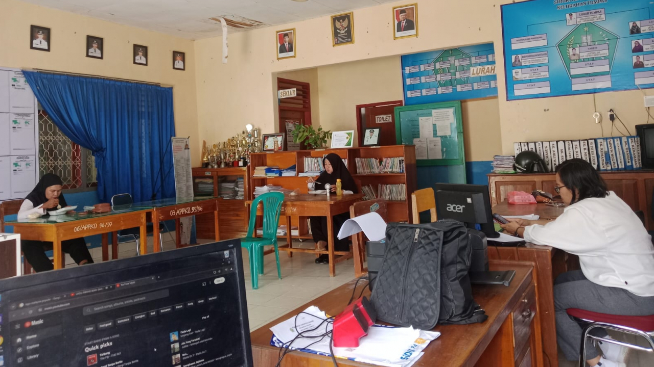 "Sehari hari di Kantor Kelurahan Tumpas: Dedikasi Melayani Masyarakat"