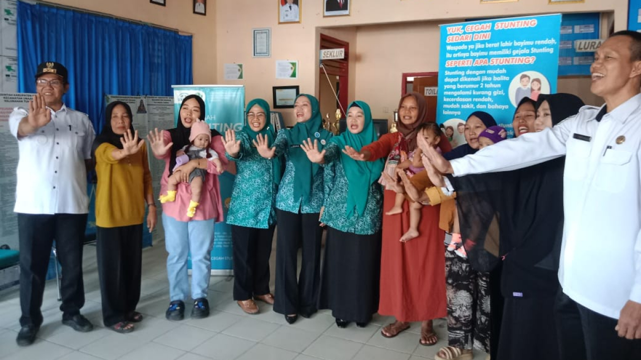 Ibu Hj. Hania Adiva, S.Pd.Gr Kunjungi Posyandu Reso Temmangingi Kelurahan Tumpas, Serahkan Sembako dan Dukung Program Pencegahan Stunting
