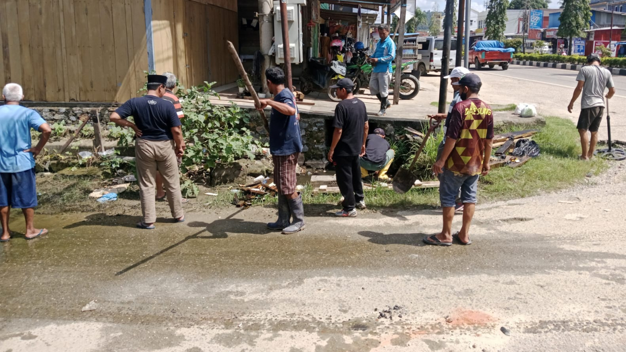 Gotong Royong Masyarakat di Jalan Anoa, Lurah Pimpin Langsung Penanganan Banjir