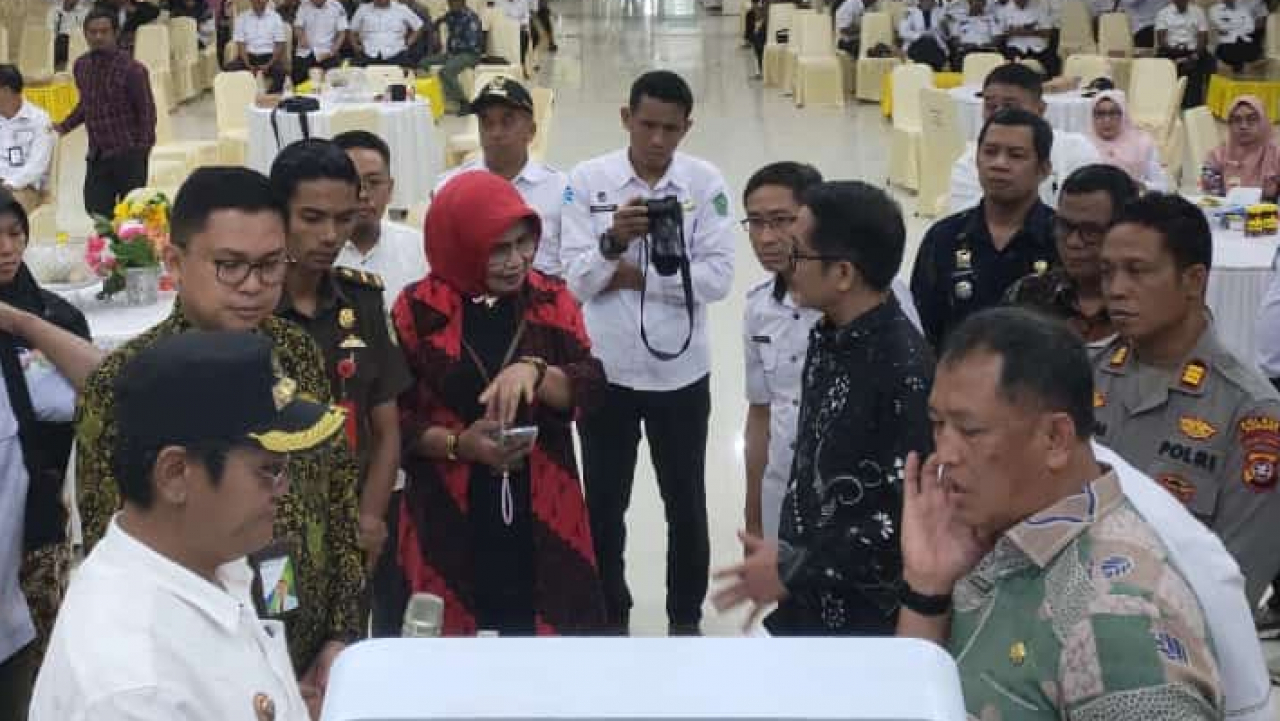 Lurah Tumpas Simulasikan Penggunaan Anjungan Konawe Smart di Hadapan Ketua DPRD dan Sekda Konawe