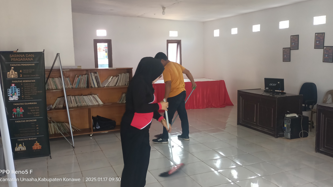 Pegawai Kelurahan Tumpas Laksanakan Jumat Bersih di Lingkungan Kantor
