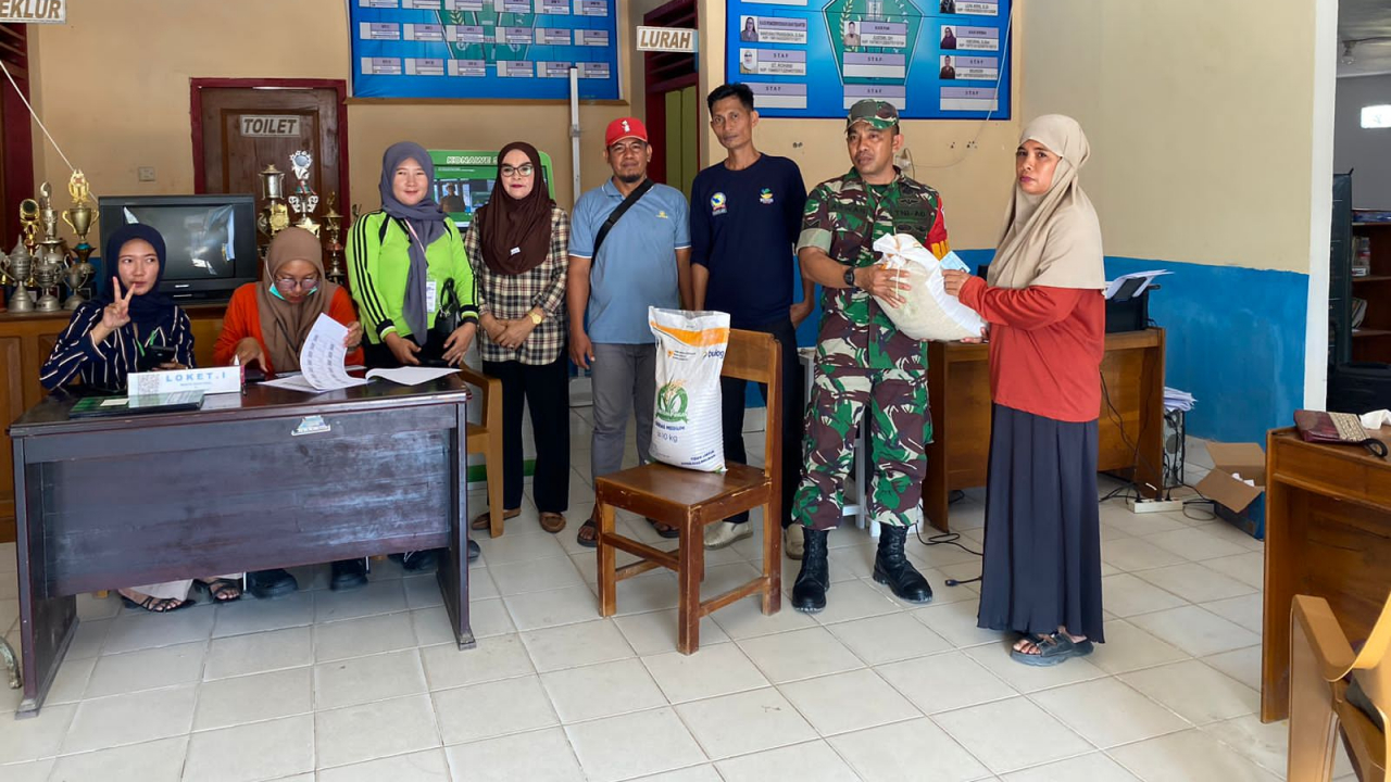 Penyerahan Bantuan Pangan Beras untuk 34 KK di Kelurahan Tumpas
