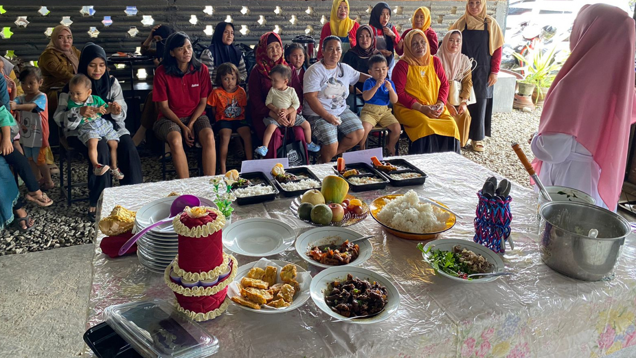 Fasilitasi Program  Dapur Sehat Atasi Stunting (DASHAT) di Kampung Keluarga Berkualitas (Kampung KB) Kelurahan Tumpas Perkuat Upaya Atasi Stunting