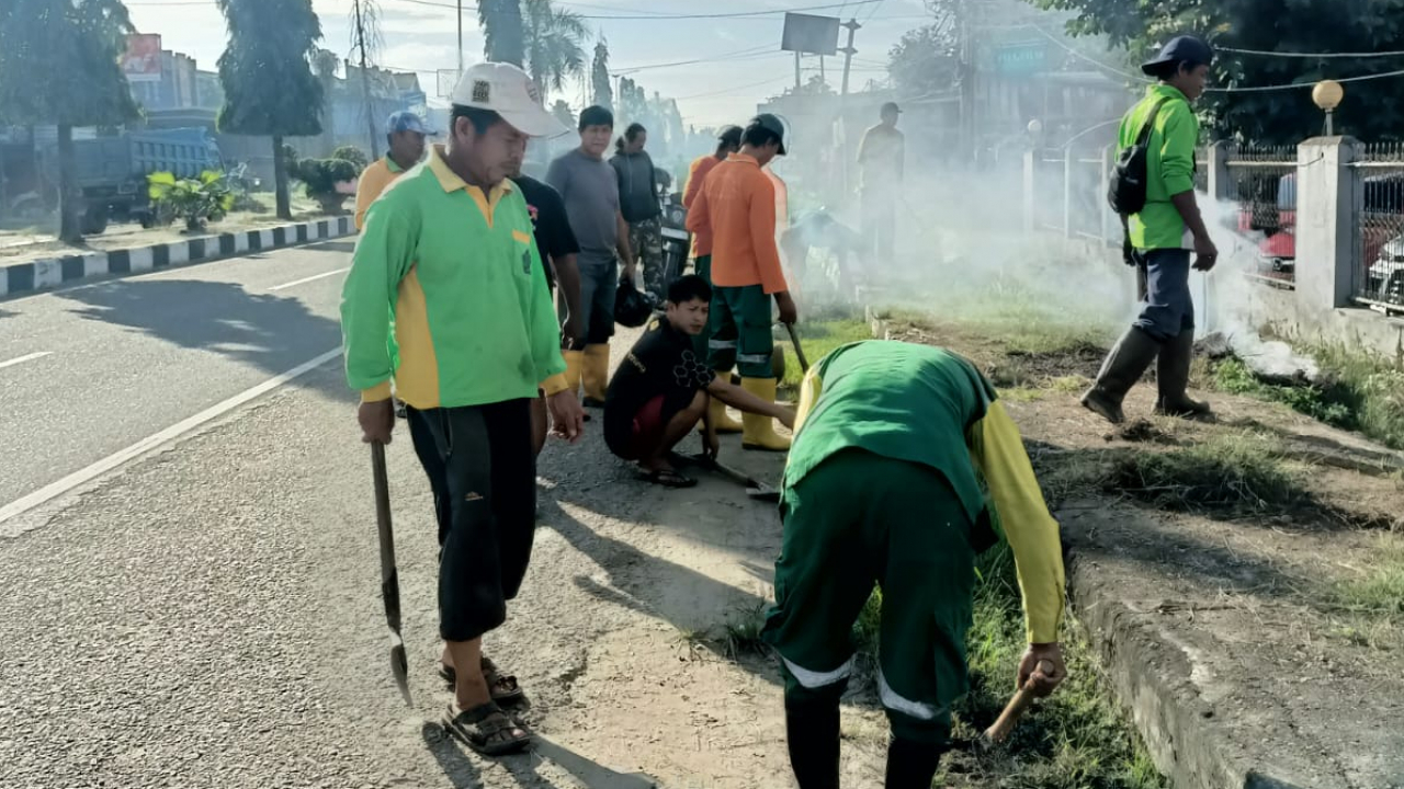 Dinas Lingkungan Hidup dan Kelurahan Tumpas Gelar Kerja Bakti Awali Revitalisasi Gerenase Jalan Sapati