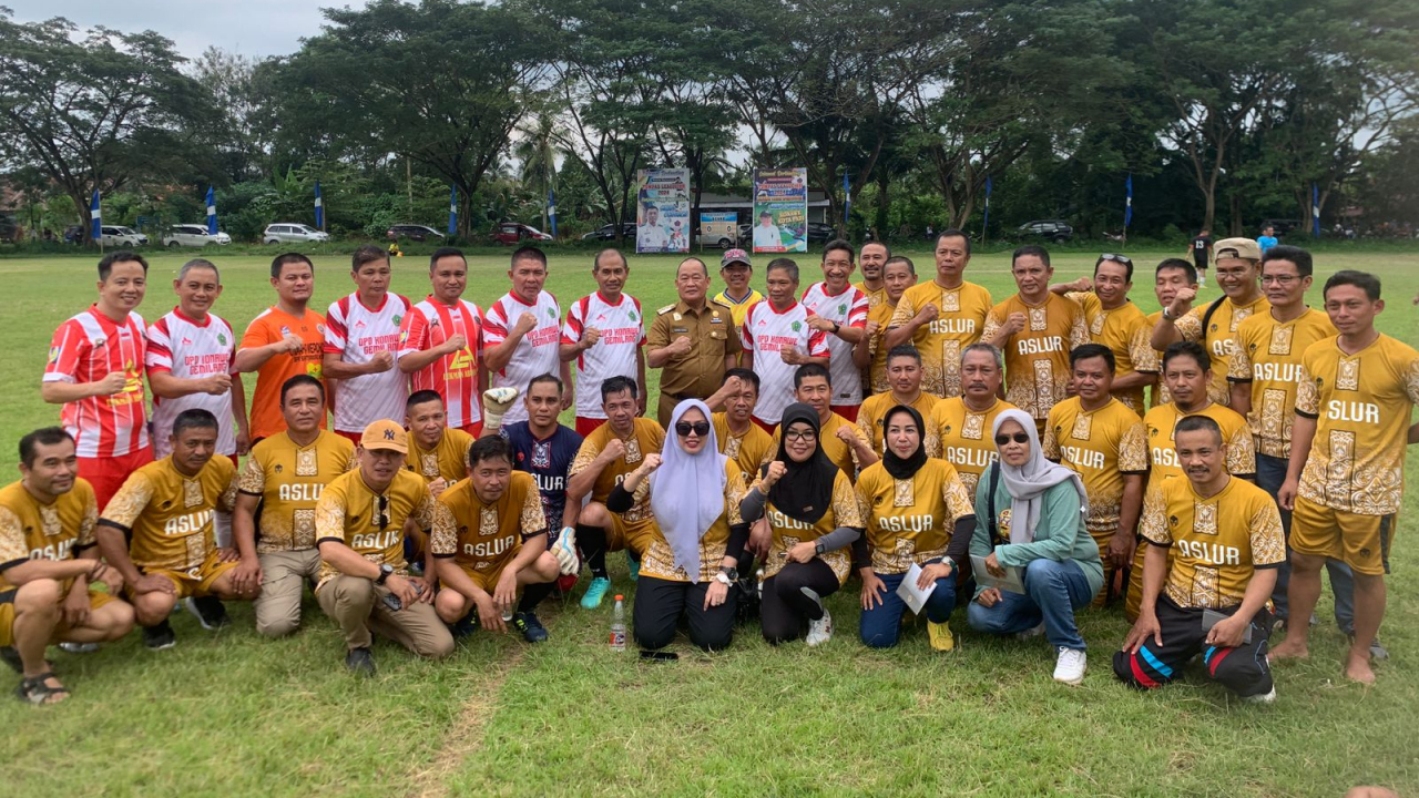 Eksebisi Sepak Bola antara ASLUR dan APDESI Kabupaten Konawe dalam Rangka Tumpas League HR 2024