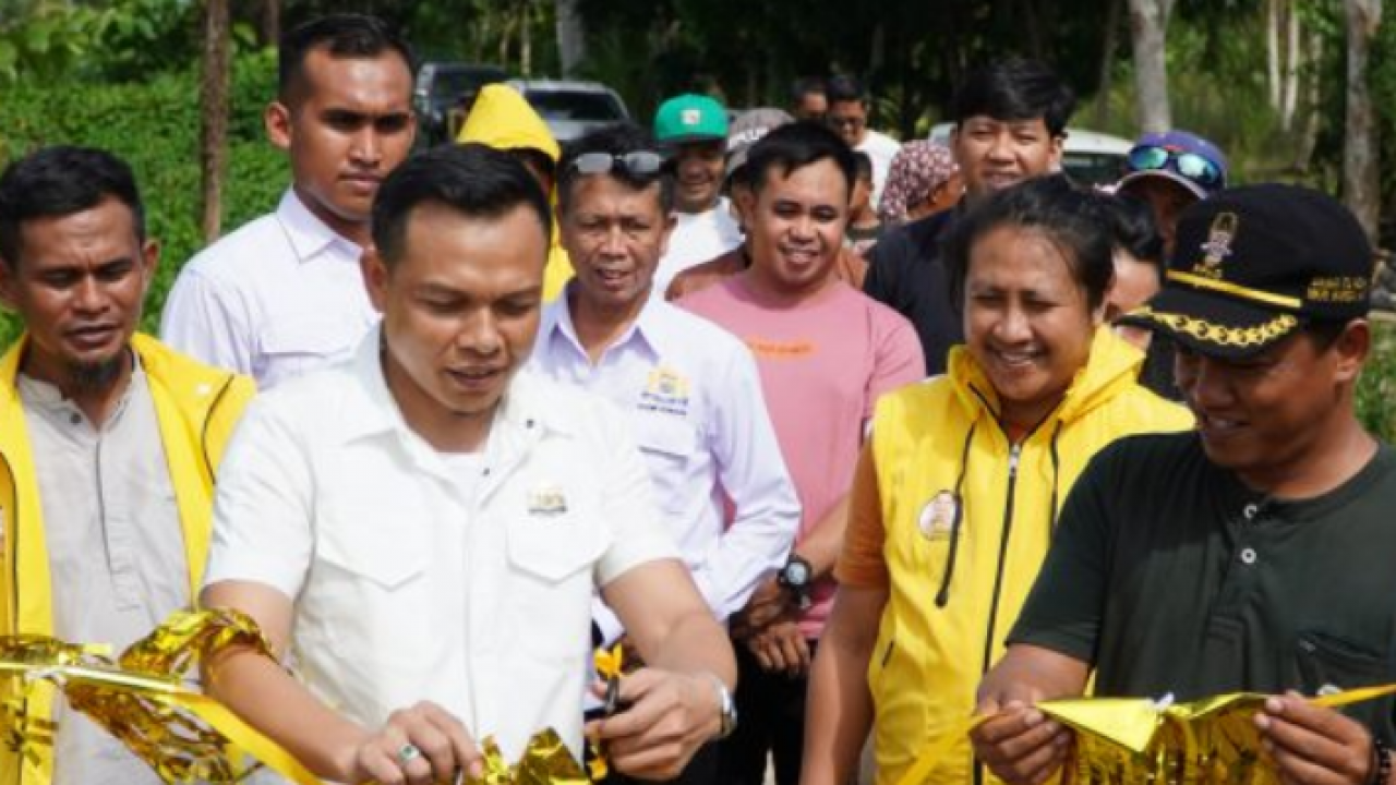 Ketua Kadin Konawe Yusran Akbar Resmikan Jalan Usaha Tani di Desa Karandu Konawe