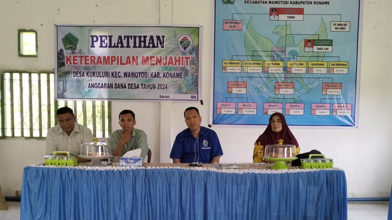 Pelatihan Keterampilan Menjahit di Balai Pertemuan Watundinutuwi Desa Kukuluri