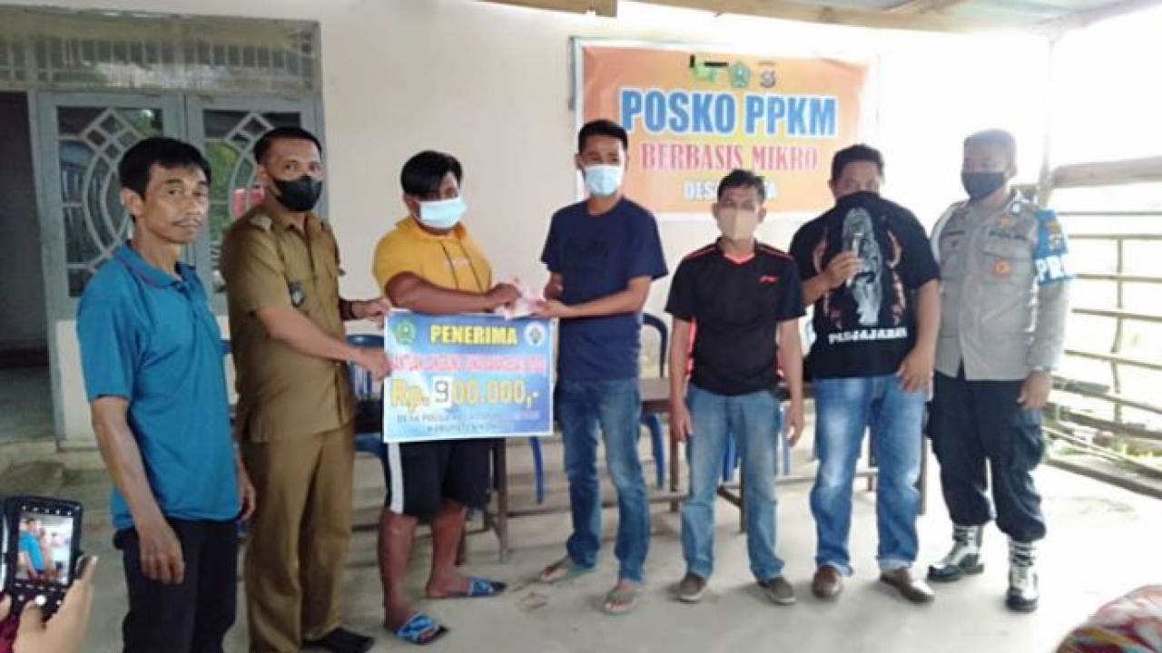 Salurkan BLT, Kades Polua Harap Ekonomi Rakyat Terus Tumbuh di Masa Pandemi