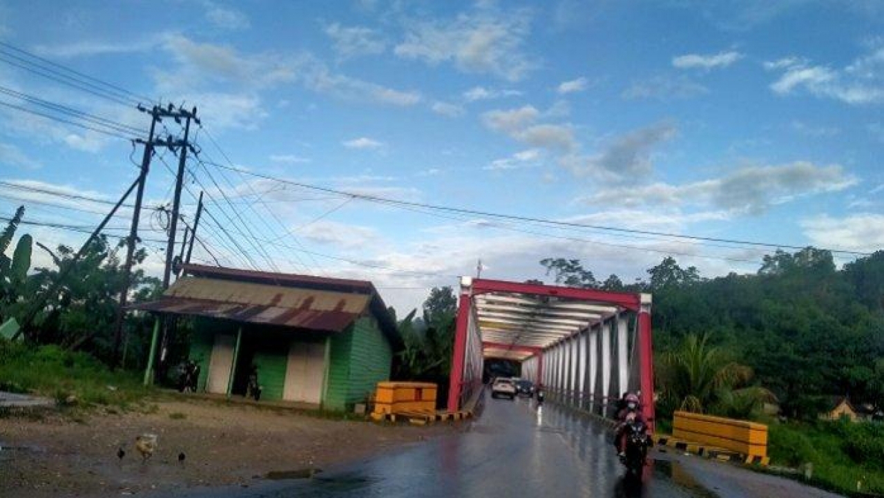 Jembatan Pohara Konawe Sulawesi Tenggara Sedang Pemeliharaan, Kombinasi Cat Merah Putih Mendominasi