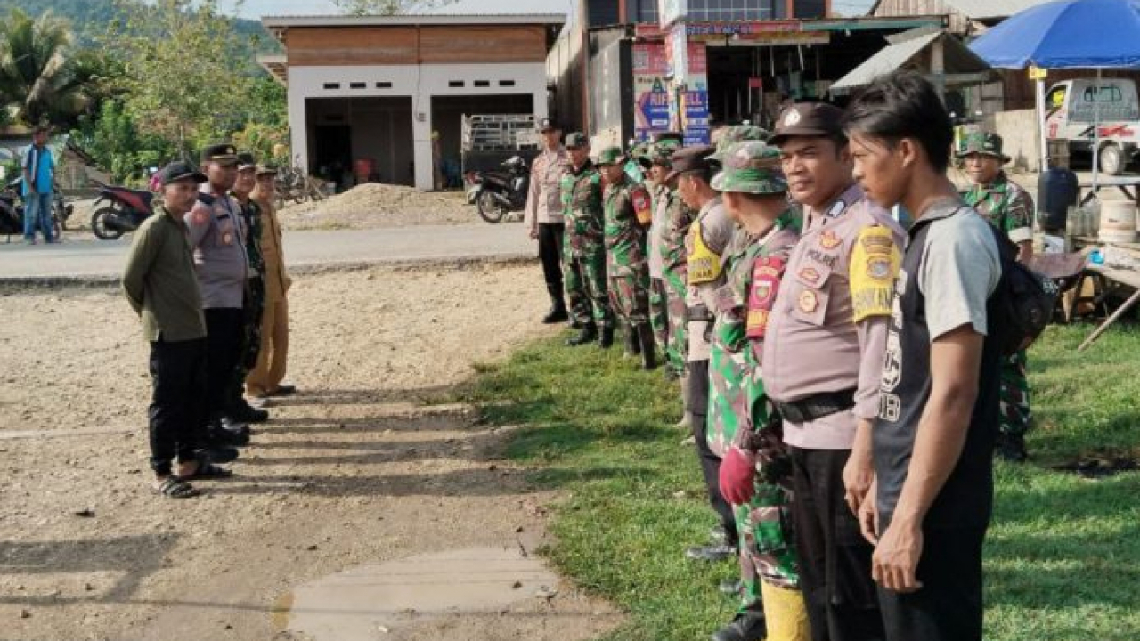 Koramil 1417-06/Unaaha Kerja Bakti Ajak Masyarakat Desa Asolu Kecamatan Abuki