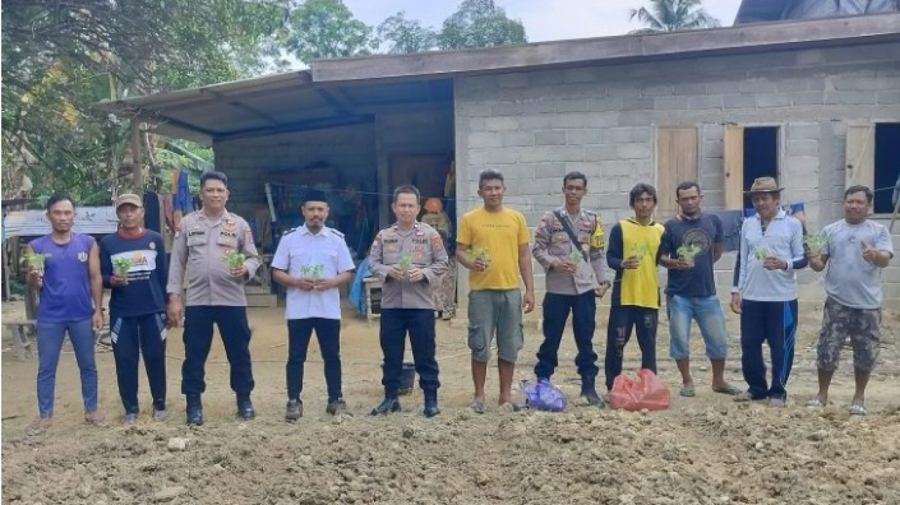 Dukung Asta Cita Presiden, Polres Konawe Serahkan Bantuan Bibit Palawija kepada Ratusan Warga Kecamatan Tongauna