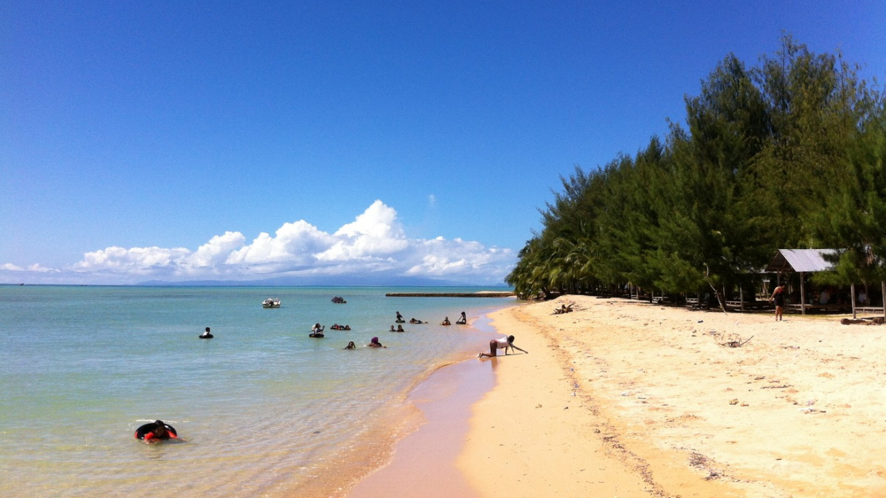Pantai Toronipa