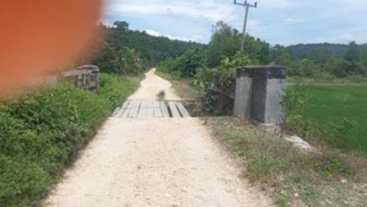 AKSES JALAN POROS DESA NEKUDU DAN AWUA SARI ADA 5 JEMBATAN HANYA BENTANGAN KAYU