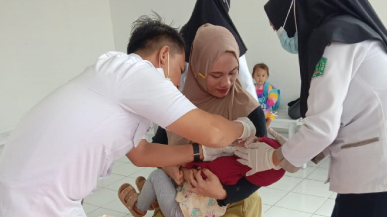 Pemberian Vaksin Polio di Desa Wonua Morome Untuk Mencegah Lumpuh Layu