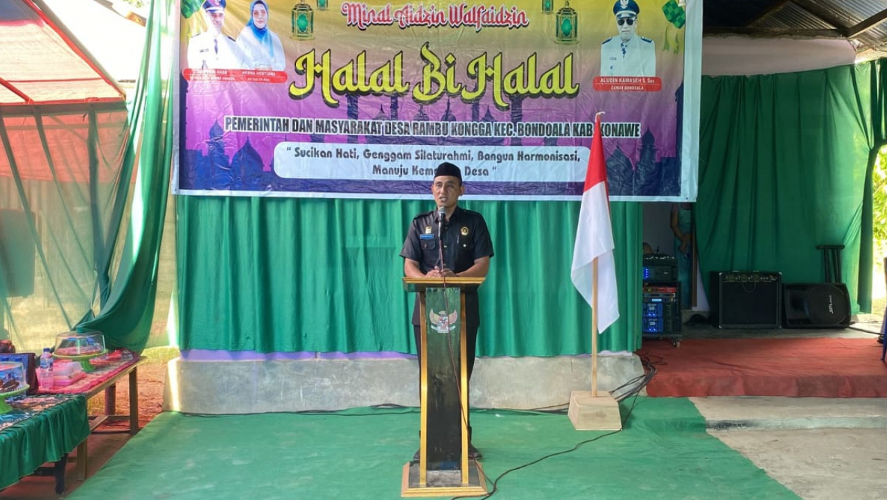 Kepala Desa Rambu Kongga Aripudin Hado saat menyerahkan SK Kepada perangkat Desa (01/05/2023)