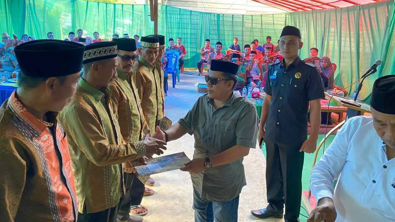 Penyerahan Surat Keputusan Aparat Desa Rambu Kongga Kecamatan Bondoala