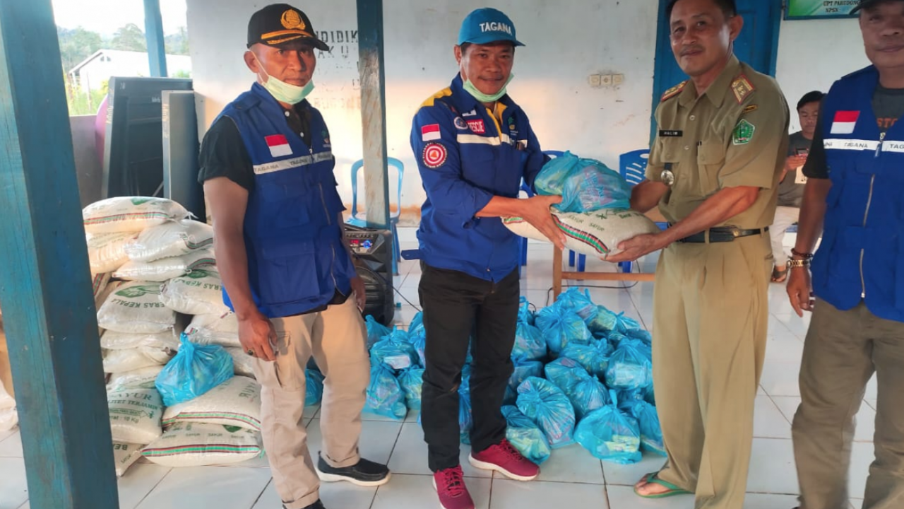 Dinsos Konawe Serahkan Bantuan Warga Korban Banjir di Desa Parudongka
