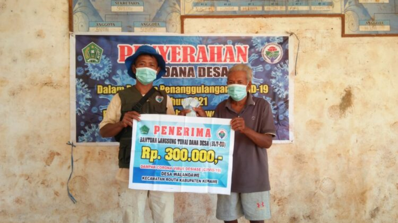 Keluarga Penerima Manfaat di Desa Walandawe Terima BLT