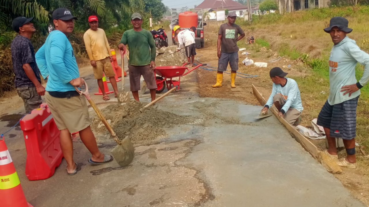 Pengecoran Bahu Jalan Poros Anahinunu - Amendete