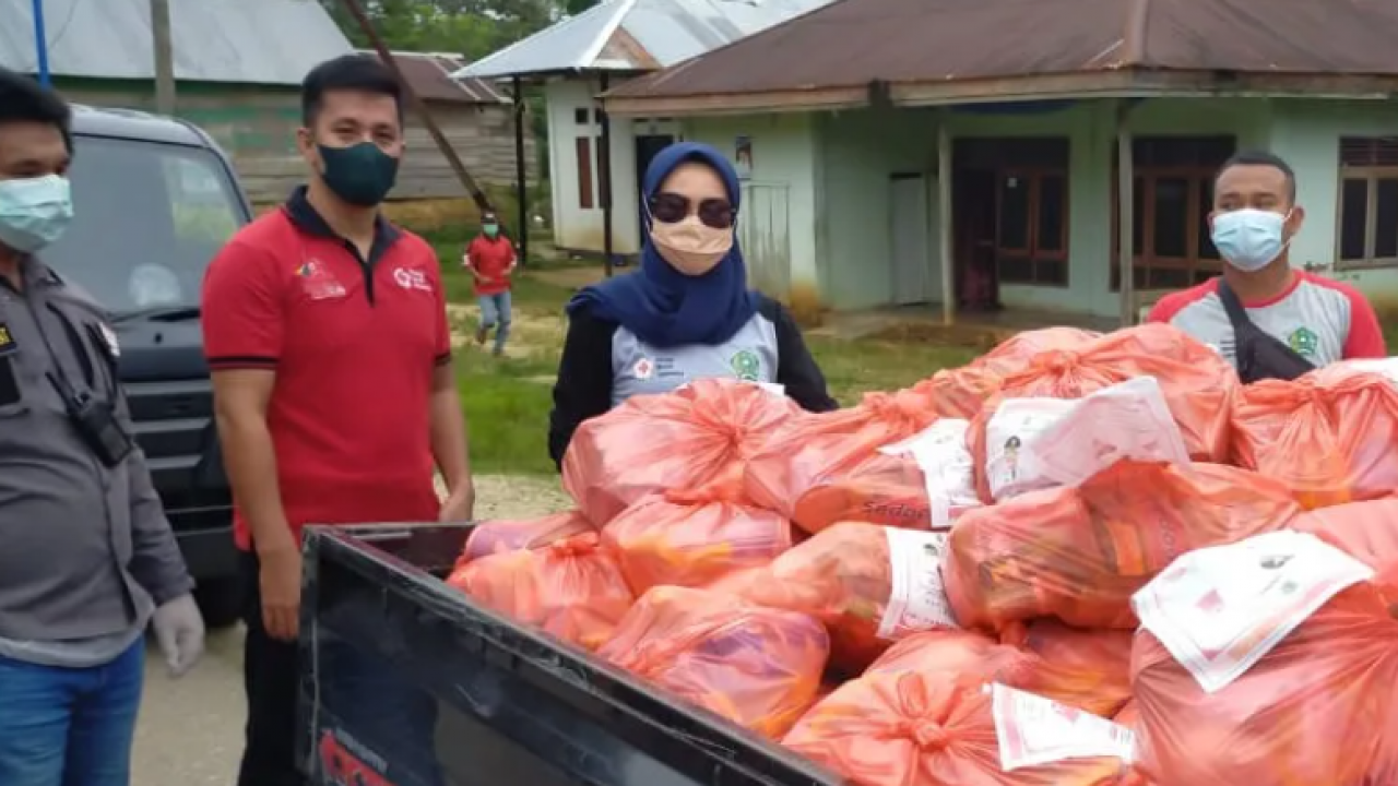 PMI Konawe Distribusikan 148 Paket Sembako Bagi Warga Lockdown di Amonggedo