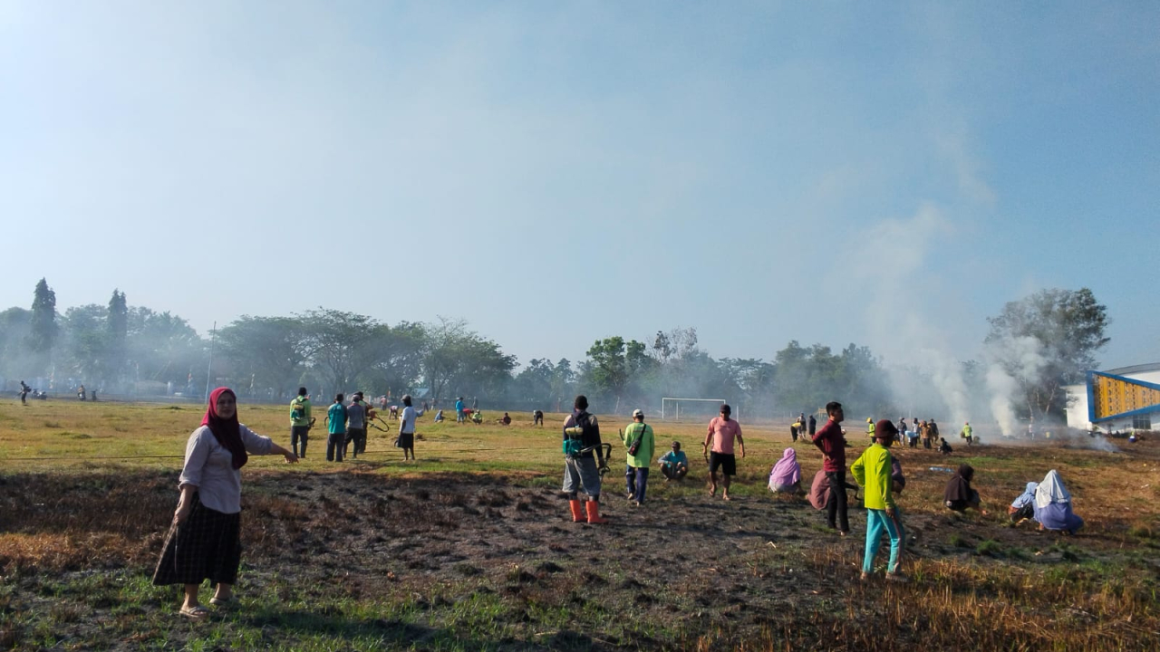 Semangat Gotong Royong Sambut HUT ke-81 RI, Aparat Desa Watulawu Ikuti Kerja Bakti Serentak se-Kecamatan Amonggedo