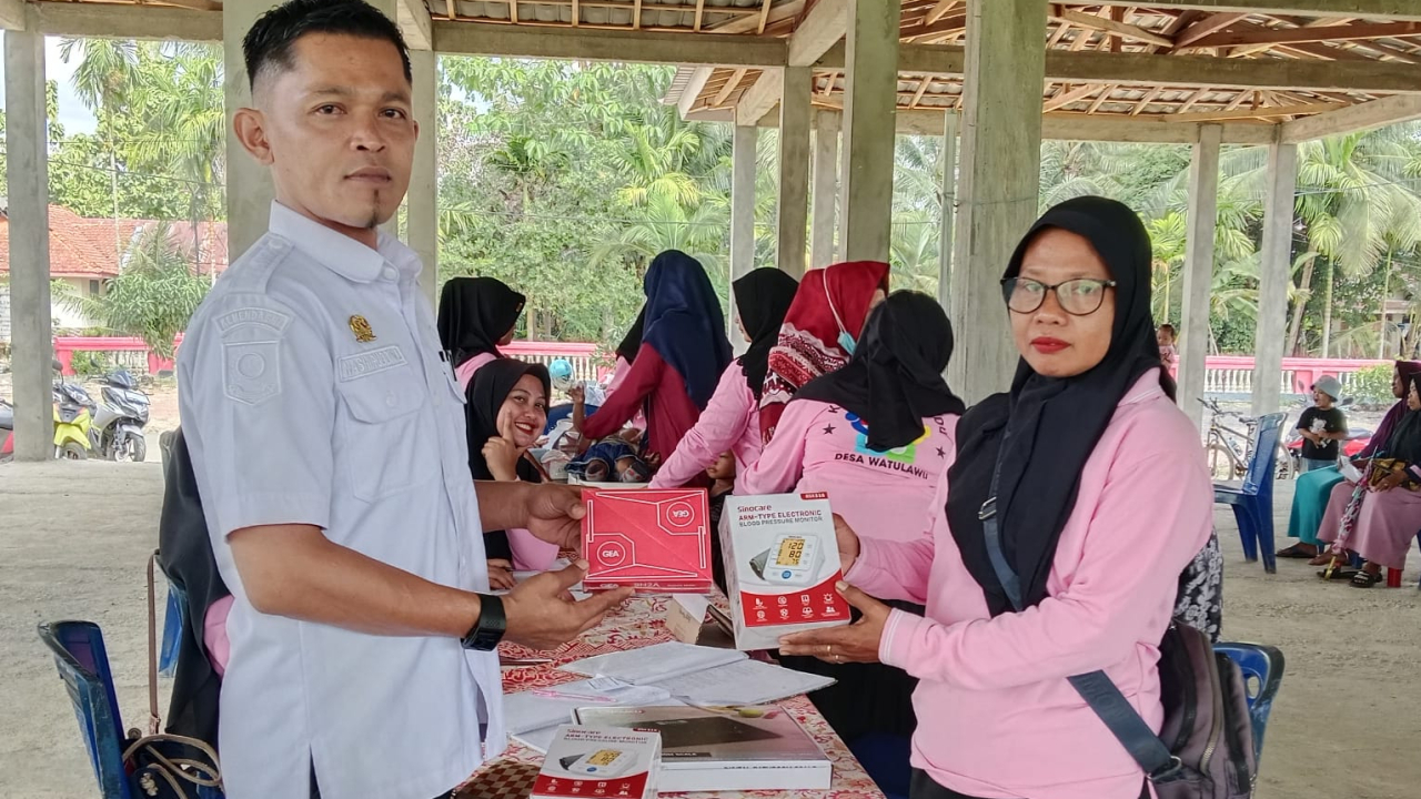 Dukung Pelayanan Kesehatan Masyarakat, Pemerintah Desa Watulawu Serahkan Alat Kesehatan untuk Menunjang Posyandu TA 2026
