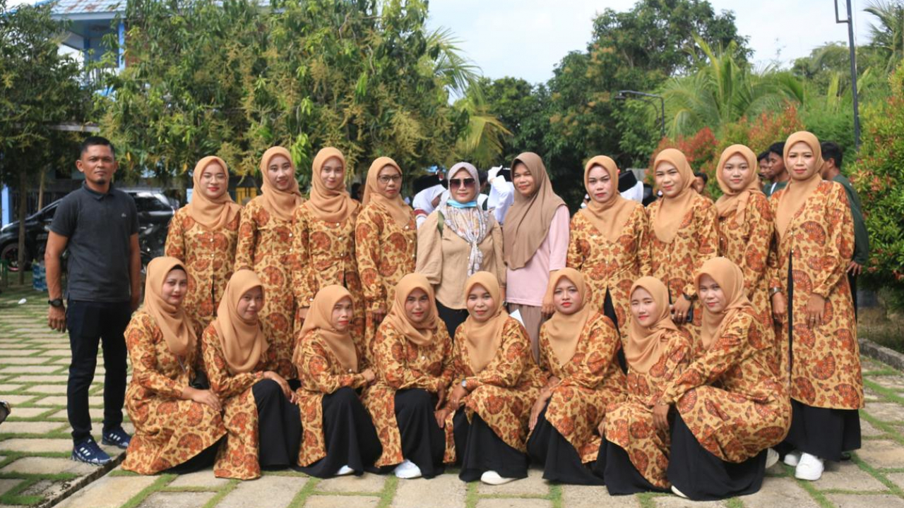 Barisan Gerak Jalan Desa Watulawu Tampil Epic dengan Balutan Batik Jawa pada Perayaan HUT RI ke-79 di Kecamatan Amonggedo