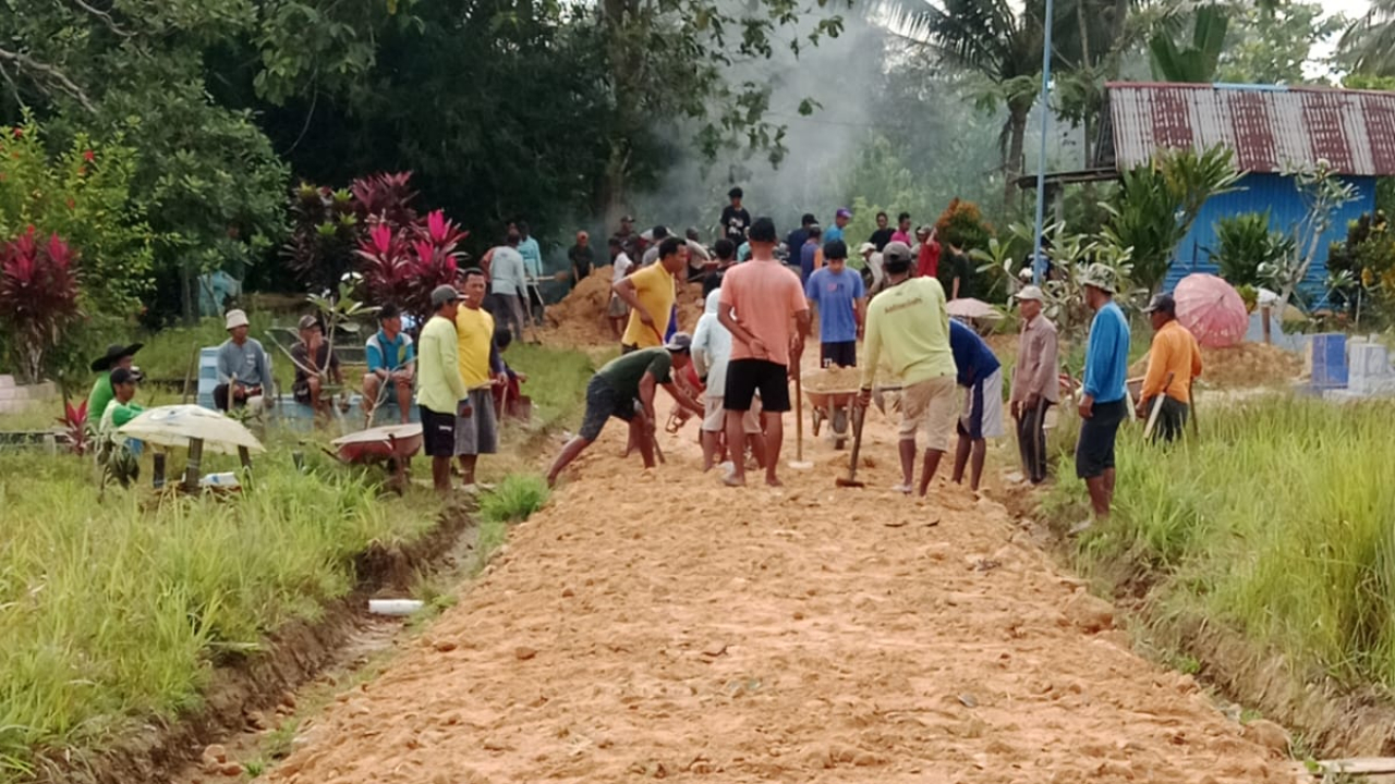 Warga Desa Watulawu Gelar Gotong Royong Bangun Jalan Menuju Makam