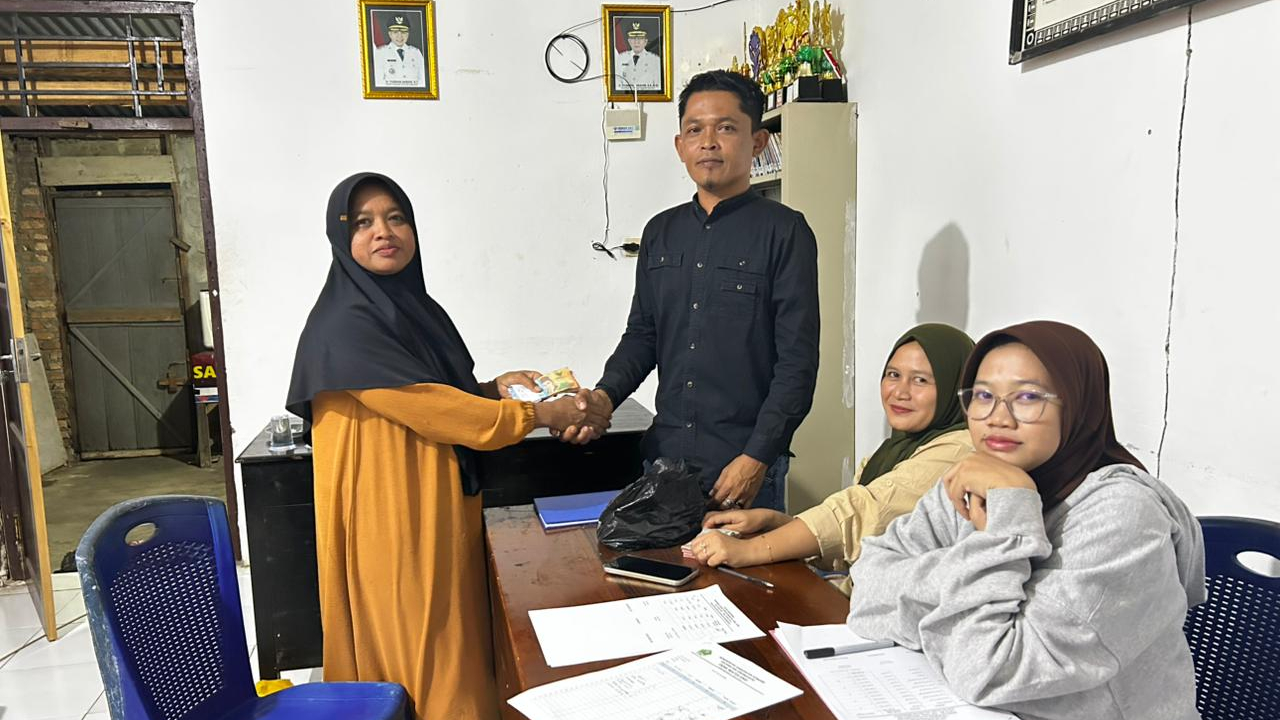 Wujud Transparansi Pengelolaan ADD, Kepala Desa Watulawu Nashiruddin Lathif Saksikan Langsung Penyaluran Honor Aparat Tahap III TA 2026