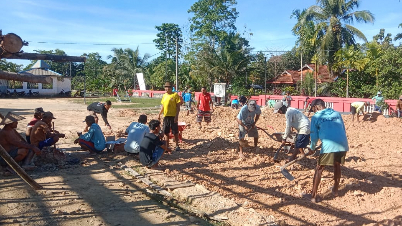 Semangat Kebersamaan: Masyarakat Desa Watulawu Laksanakan Kerja Bakti di Lingkungan Desa