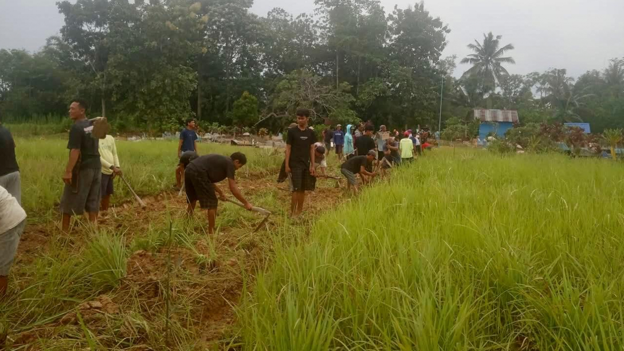 Warga dan Aparat Desa Watulawu Kompak Gelar Kerja Bakti Bangun Badan Jalan di TPU
