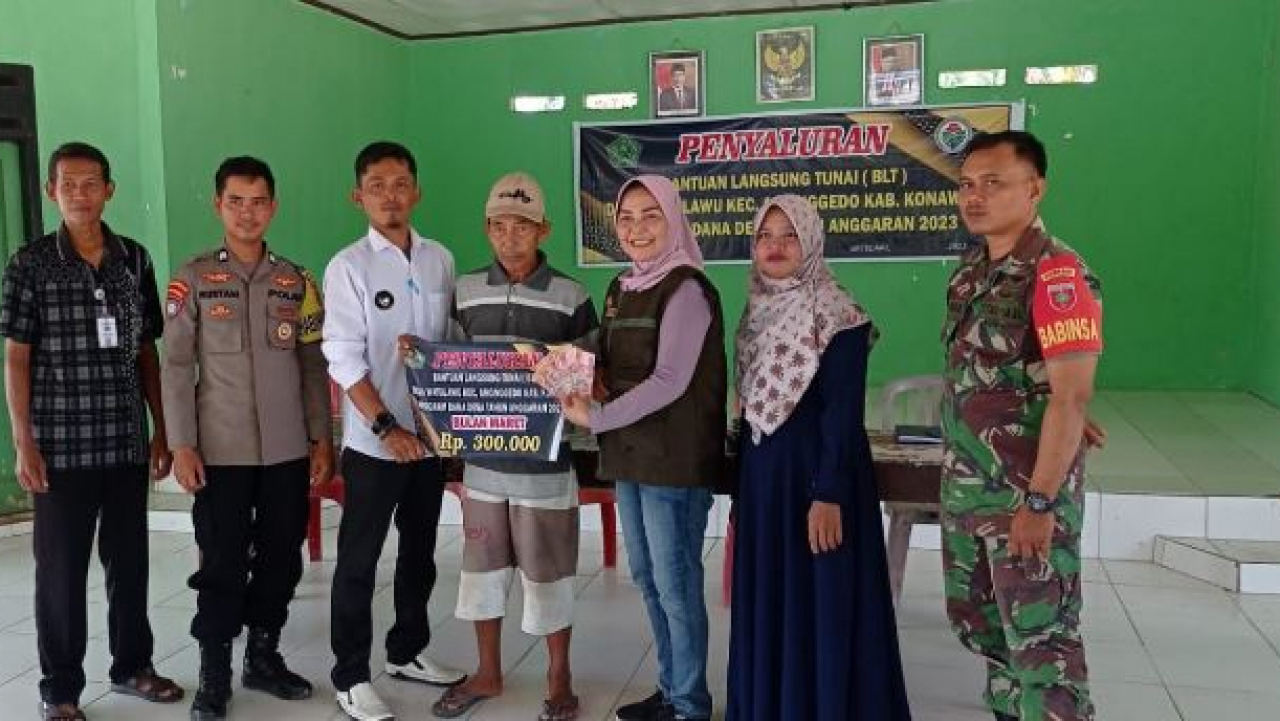 Kades Watulawu Latip Pimpin Langsung Penyaluran BLT-DD Kepada 22 KPM
